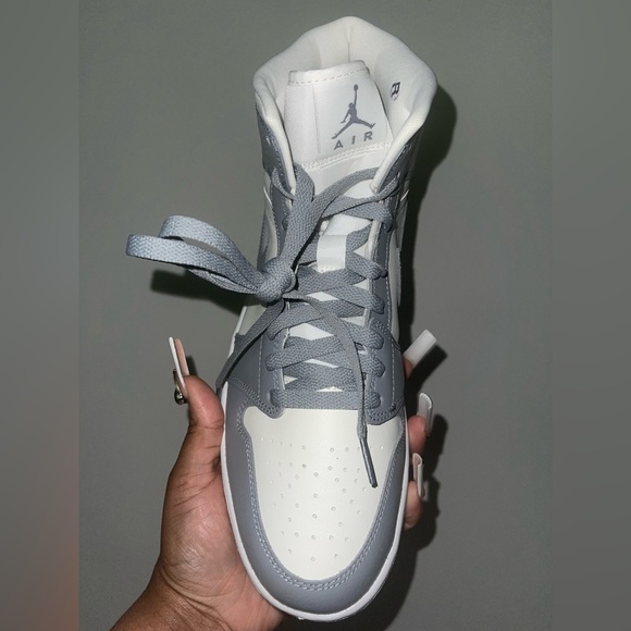 Women’s air Jordan 1 mid size: 11.5 - Picture 3 of 4